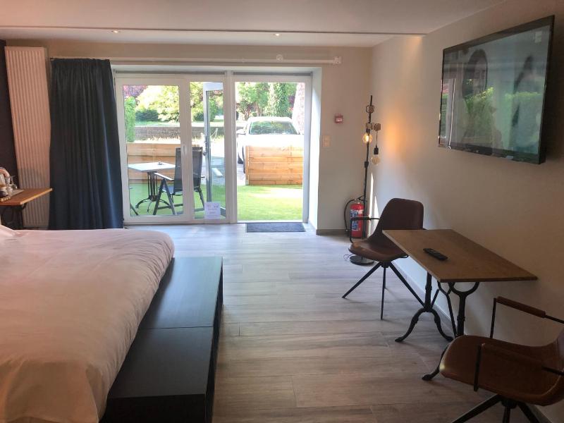 Superior King Room image 3