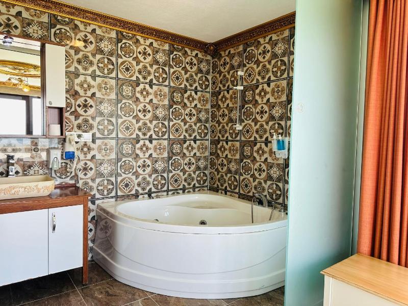 King Suite with Lake View image 3