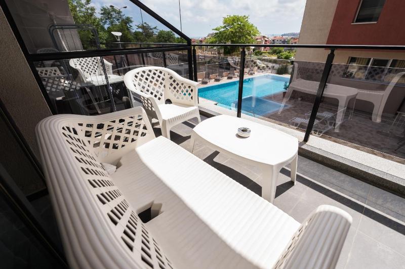 Deluxe Family Room with Balcony image 4