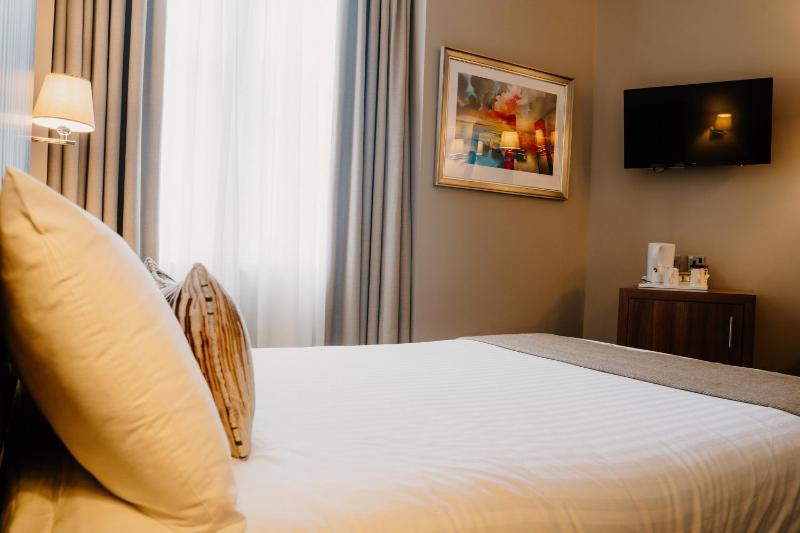 Double Room image 3