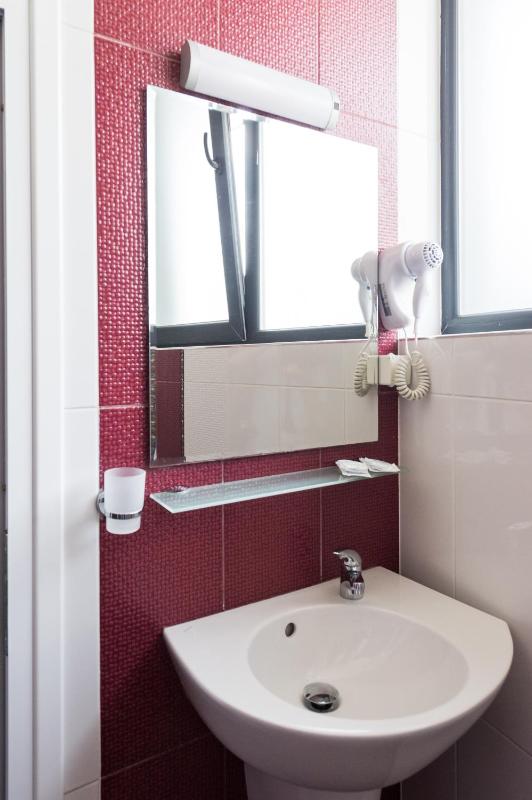 Budget Triple Room no Balcony image 4