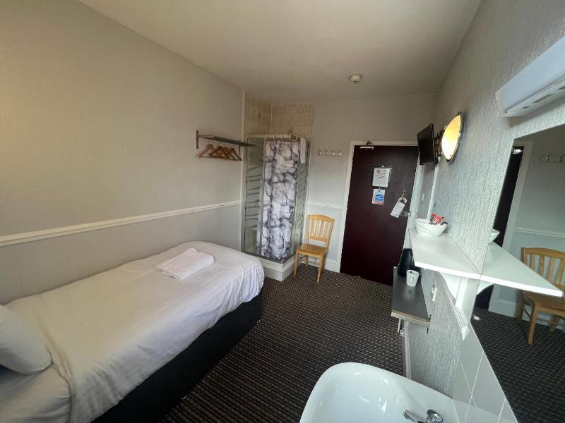 Single Room with Shared Toilet image 2