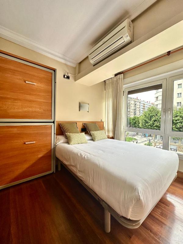 Quadruple Room with Private Bathroom image 3