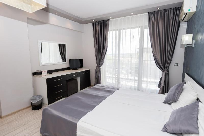 Double or Twin Room with Balcony image 4