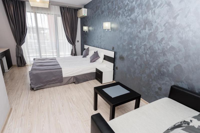 Double or Twin Room with Balcony and Sea View image 4