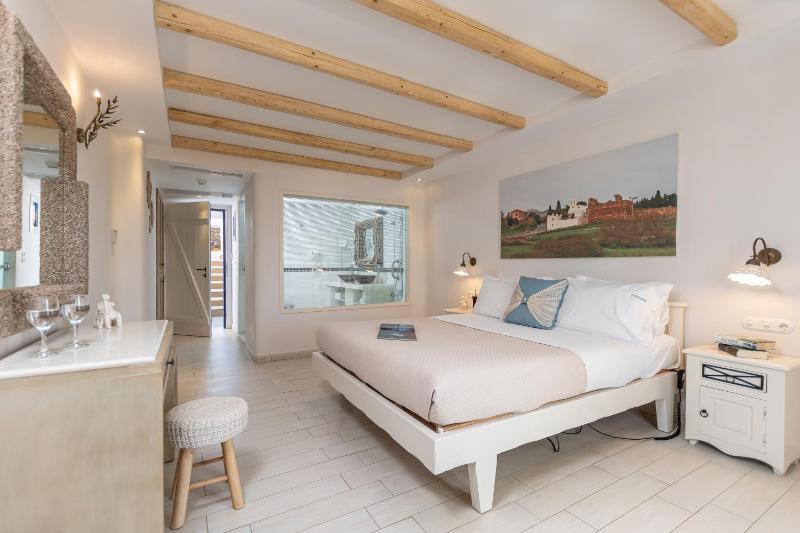 Double or Twin Room with Garden View image 4