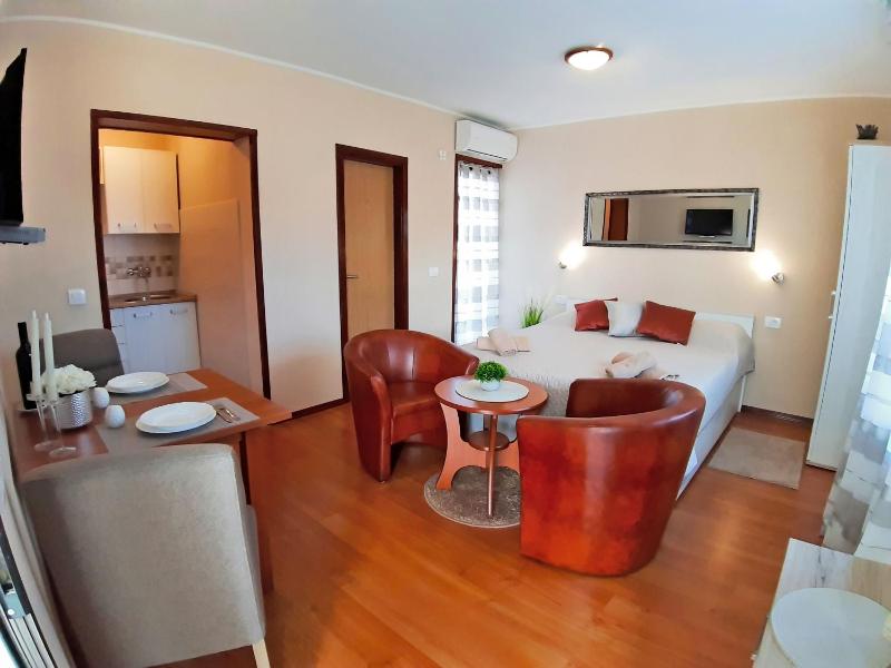 Apartments Zrinka - image 4