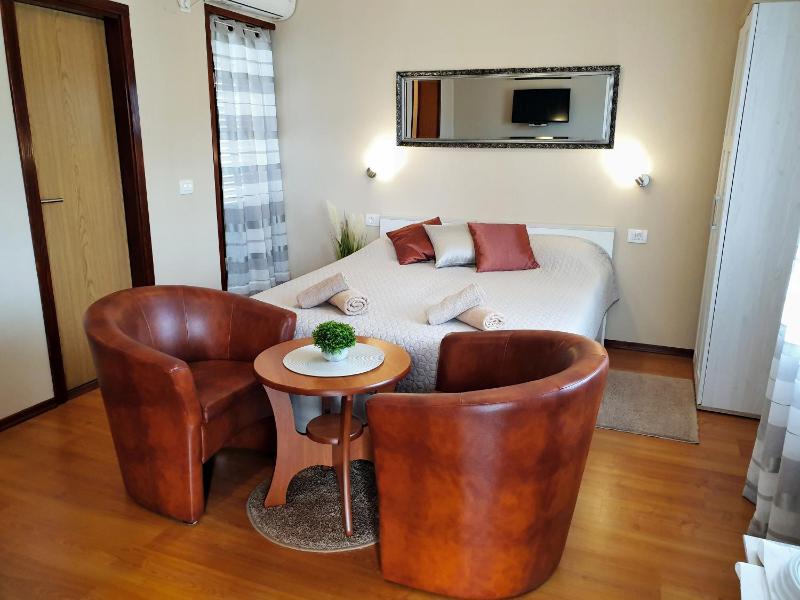 Apartments Zrinka - image 12