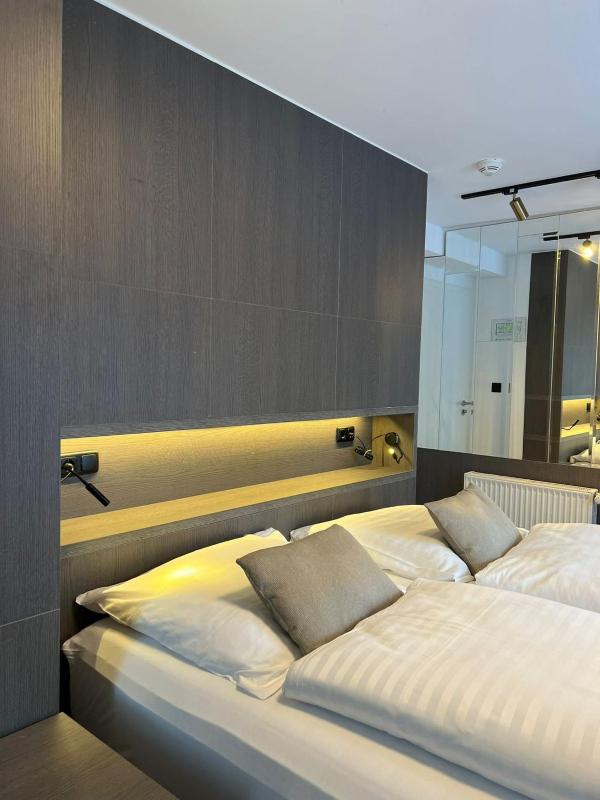 Deluxe Double Room with Balcony image 2