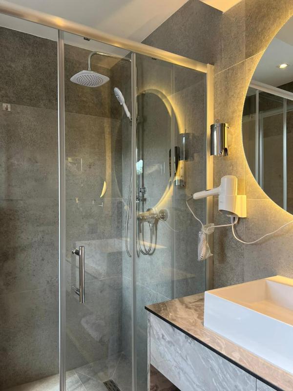 Deluxe Double Room with Balcony image 3