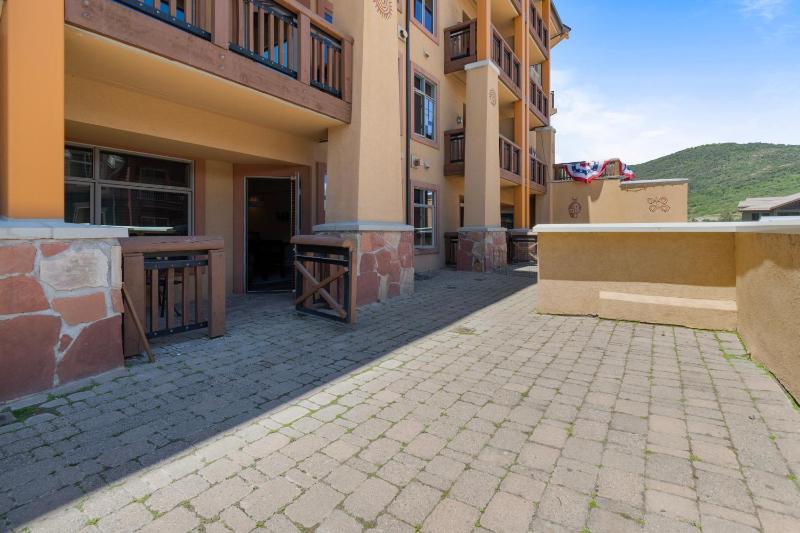 Unequalled Ski in Out Location Next to Gondola Sundial 2BR Pool Hot tubs Condo Nast Winner C107 - image 10