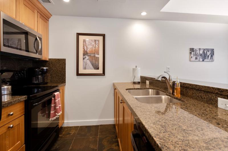 Unequalled Ski in Out Location Next to Gondola Sundial 2BR Pool Hot tubs Condo Nast Winner C107 - image 49