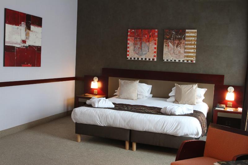 Superior Twin Room image 3