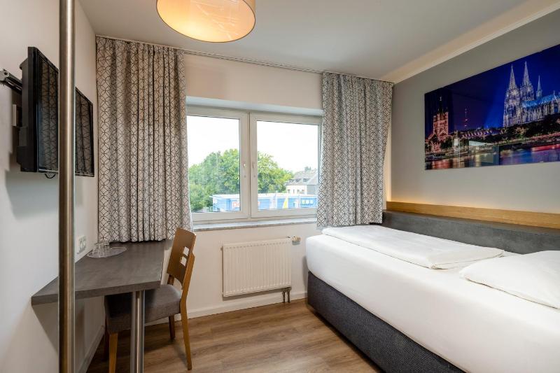 Standard Single Room image 4