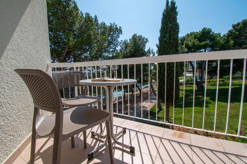 Standard Double Room with Balcony image 4