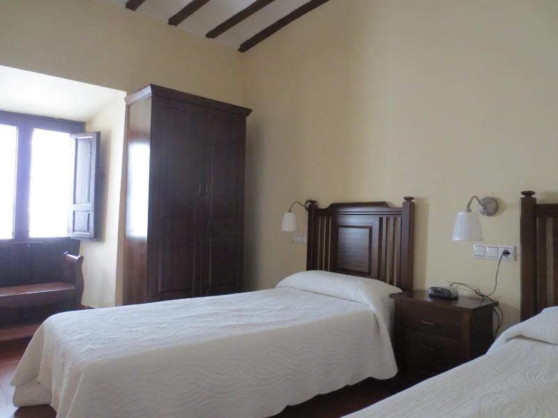 Twin Room image 4
