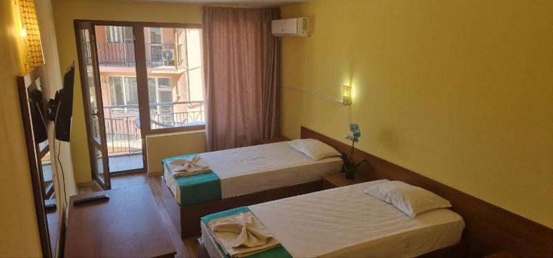 Twin Room with Balcony image 3