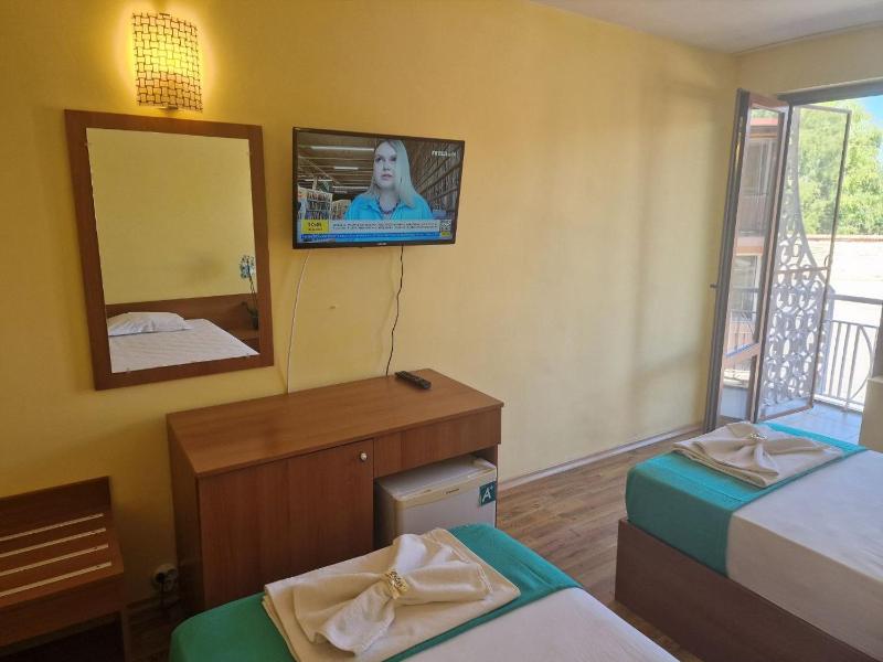 Twin Room with Balcony image 4