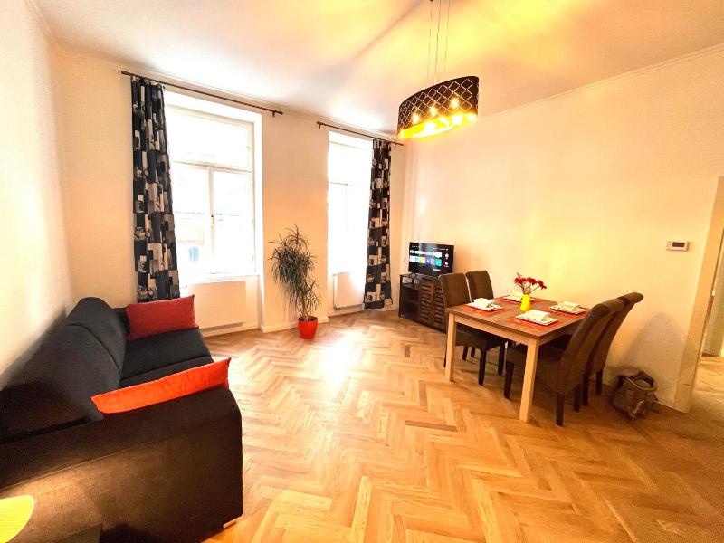 Cute Apartment Zborovska - image 4