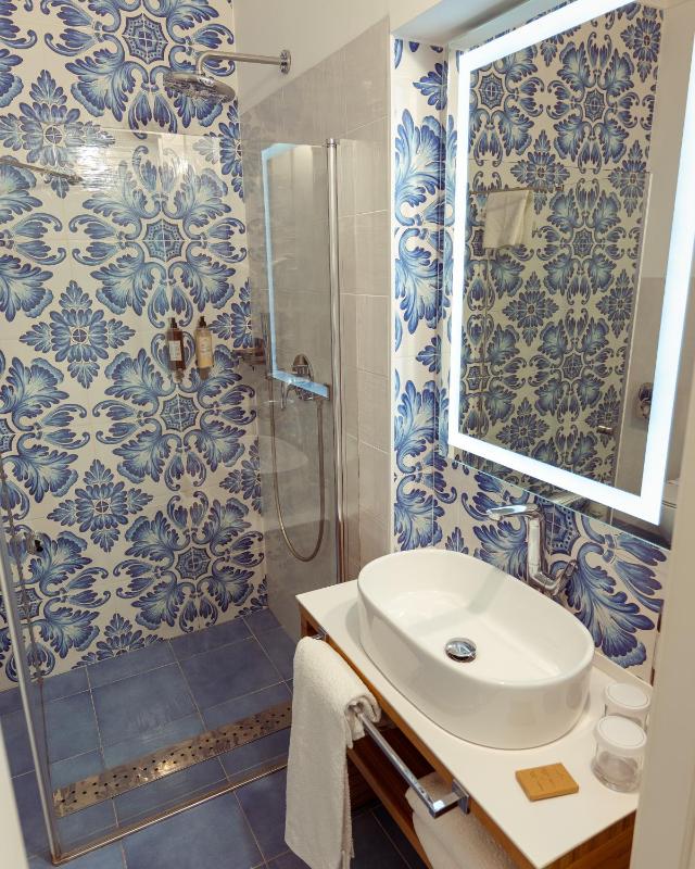 Deluxe Double Room with Sea View image 4