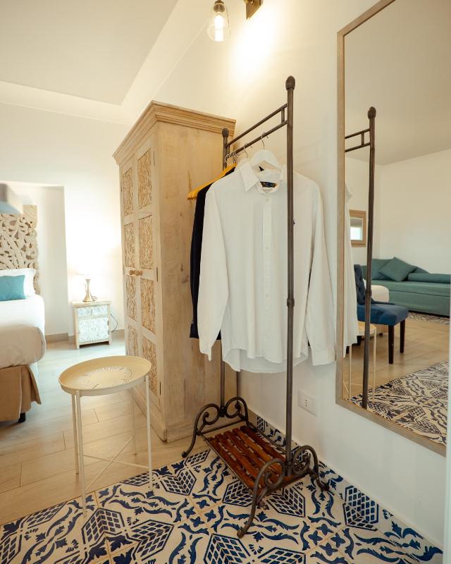 Deluxe Double Room with Sea View image 3
