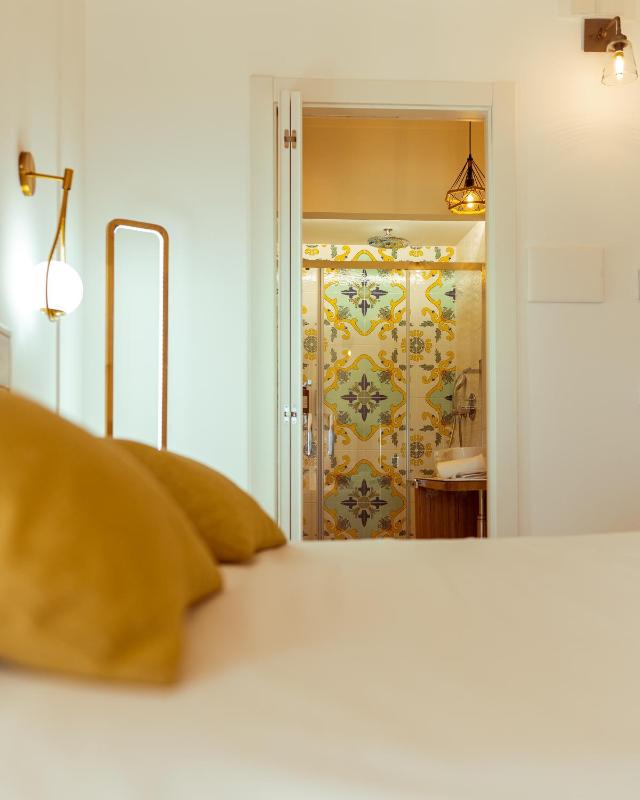 Deluxe Double Room with Sea View image 2