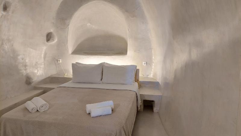 Traditional Cave House with Caldera View (3 Adults) image 1