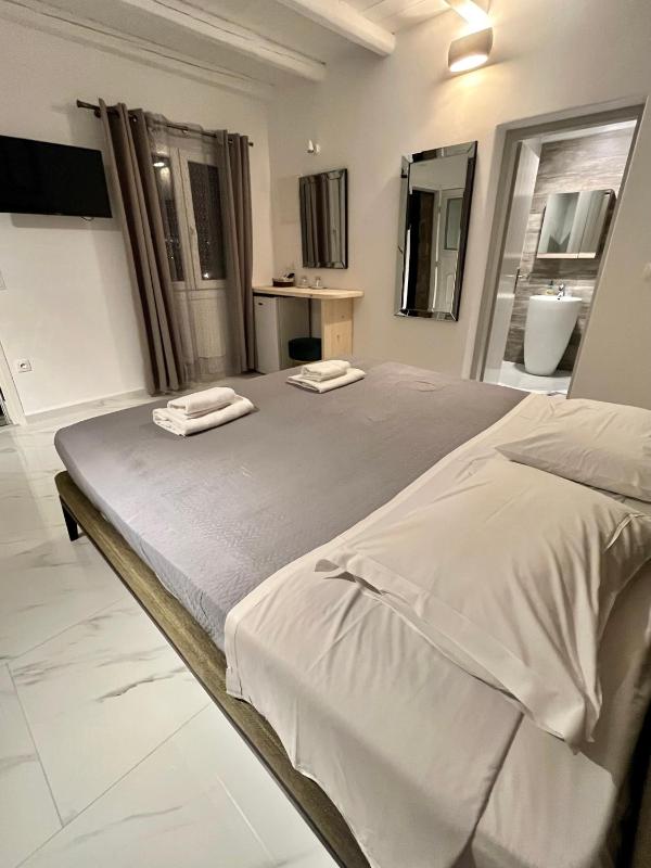 Deluxe Double Room image 4