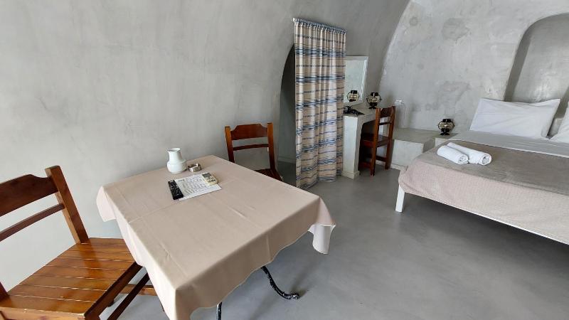 Traditional Cave House with Caldera View (3 Adults) image 4