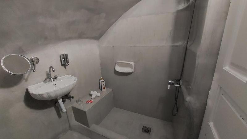 Traditional Cave House with Caldera View (3 Adults) image 2