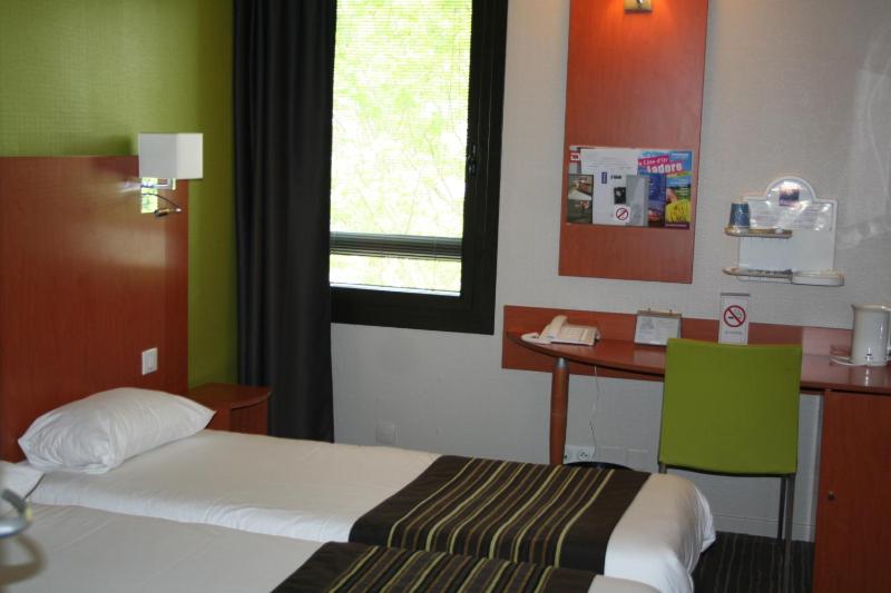 Standard Triple Room image 2