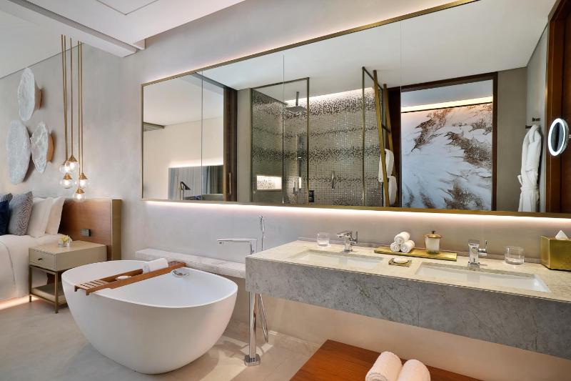 Deluxe Double Room with Two Double Beds and Canal View including Signature St. Regis Butler Service image 1