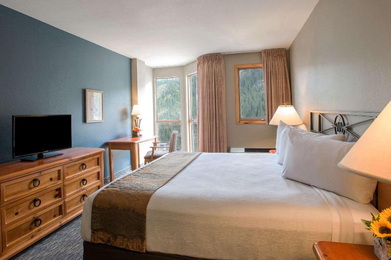 Standard Queen Room with Two Queen Beds and Woods/Forest View - Non-Smoking image 2