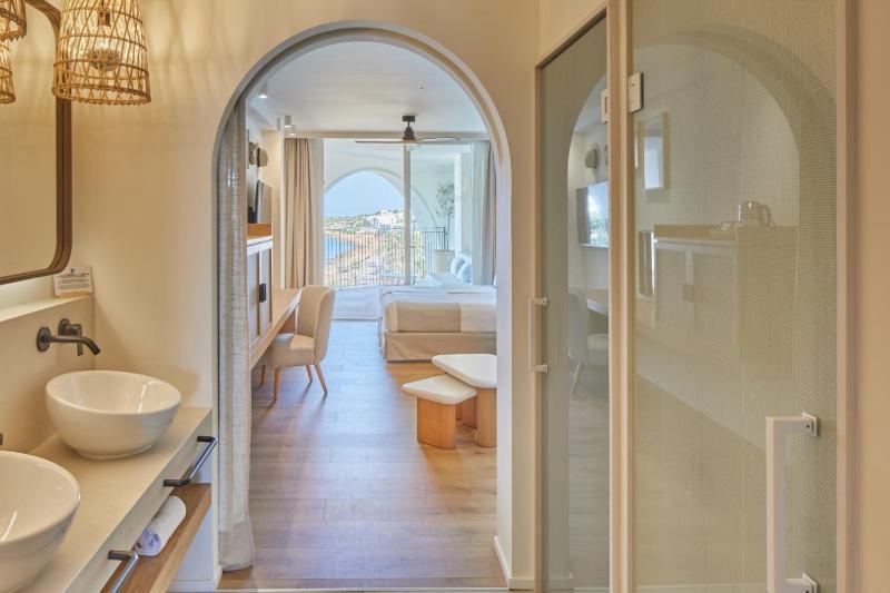 Superior Twin Room with Sea View image 3