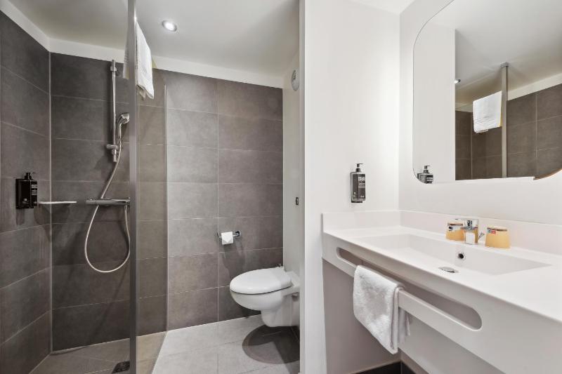 Standard Twin Room image 4