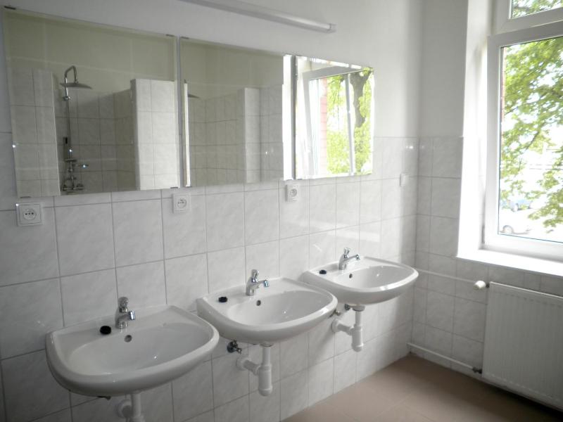 Twin Room with Shared Bathroom image 2