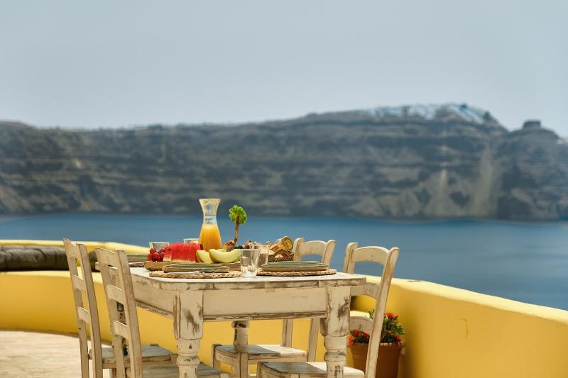 Ilivatos - Elegant Villa on the Caldera's Edge - image 9