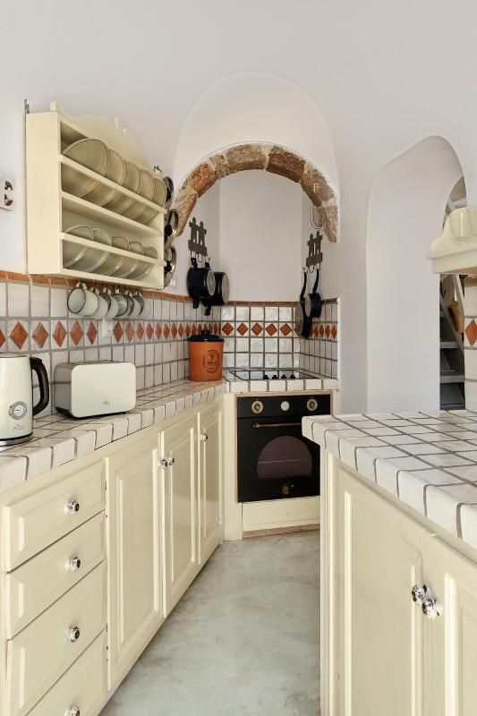 Ilivatos - Elegant Villa on the Caldera's Edge - image 4