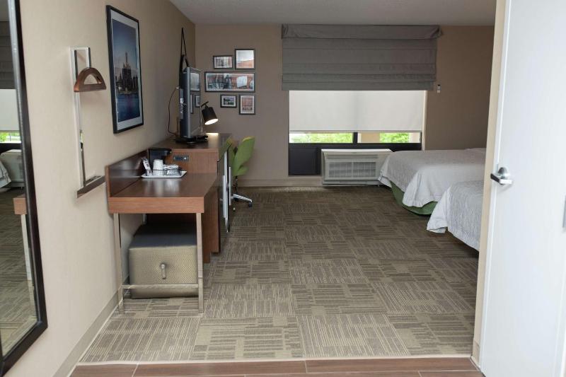 Queen Room with Two Queen Beds - Mobility and Hearing Access/Non-Smoking image 1