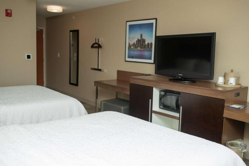 Room with Two Queen Beds - Non-Smoking image 4