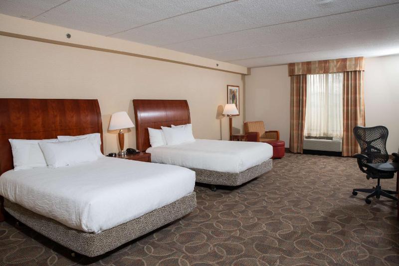 Queen Room with Two Queen Beds and Accessible Tub - Mobility Access image 4