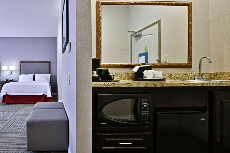 Queen Studio Suite with Two Queen Beds - Non-Smoking image 3