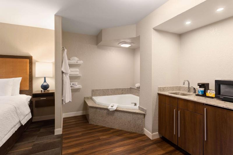 King Suite with Spa Bath - Non-Smoking image 2
