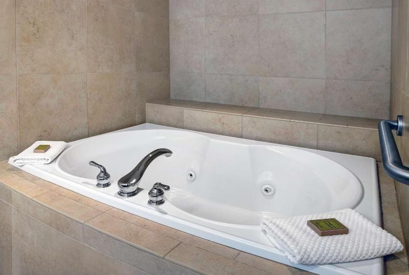 Junior King Suite with Spa Bath image 4