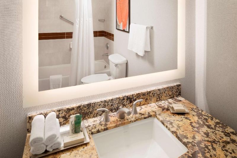 Standard King Room image 4