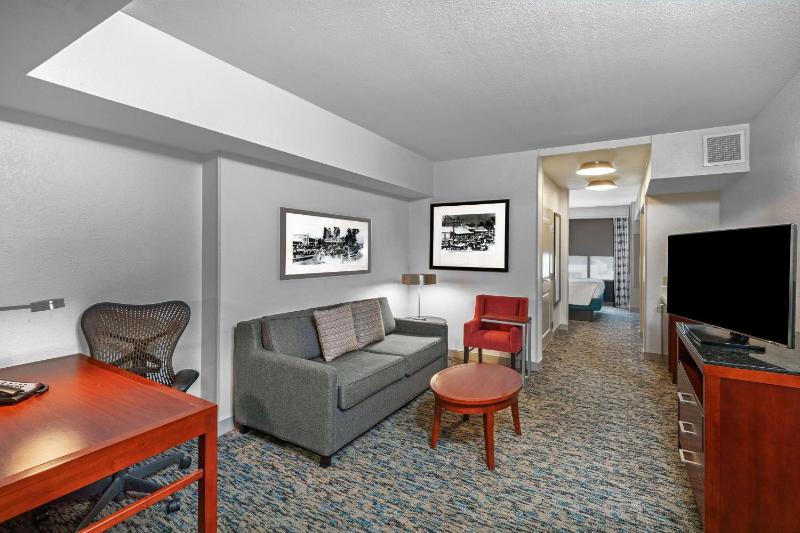 Junior King Suite with Seating Area image 3