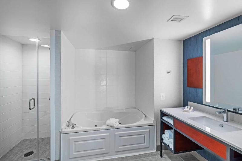 One-Bedroom King Suite with Sofa Bed image 2