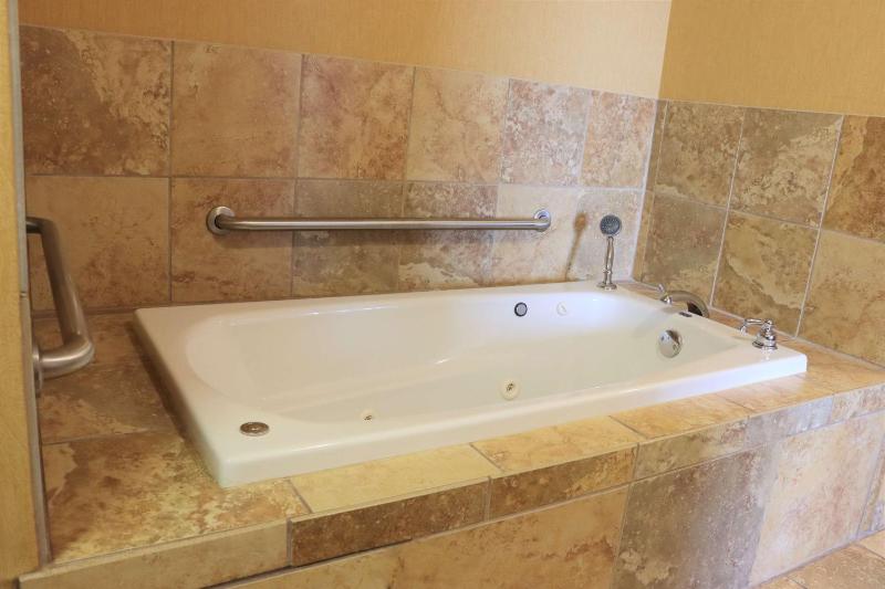 One-Bedroom King Suite with Whirlpool - Non-Smoking  image 2