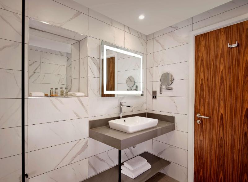 Twin Room image 4