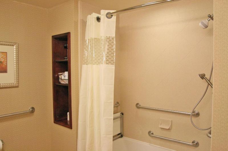 King Room with Accessible Tub - Mobility and Hearing Access/Non-Smoking image 2